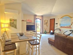 un salon avec une table et un canapé dans l'établissement Casa Martina, à Tortolì