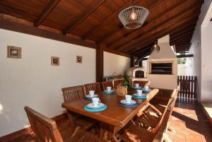 ein Esszimmer mit einem Holztisch und Stühlen in der Unterkunft Elegante Casa com Piscina - João Paulo - CEN006 in Florianópolis