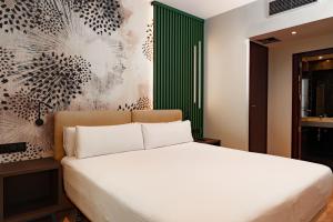 A bed or beds in a room at Sercotel Princesa De Eboli