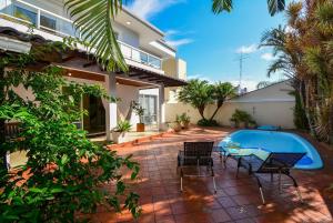 eine Terrasse mit Stühlen und einem Swimmingpool in der Unterkunft Elegante Casa com Piscina - João Paulo - CEN006 in Florianópolis