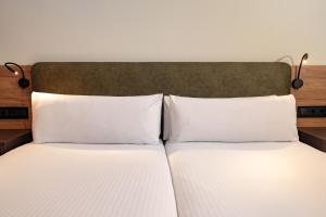 A bed or beds in a room at Sercotel Princesa De Eboli