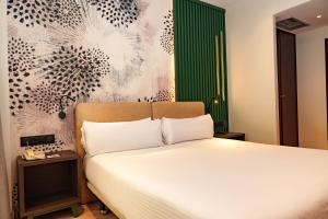 A bed or beds in a room at Sercotel Princesa De Eboli