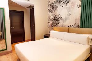 A bed or beds in a room at Sercotel Princesa De Eboli
