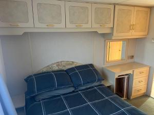 Postel nebo postele na pokoji v ubytování Ty gwyn farm caravan