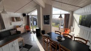 a living room with a table and a dining room at Ferienhaus Harzidylle - Sankt Andreasberg im Harz in Sankt Andreasberg
