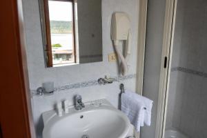 Koupelna v ubytování Avernum Relais Hotel e Ristorante