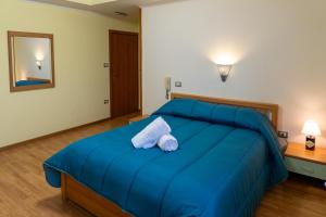 Postel nebo postele na pokoji v ubytování Avernum Relais Hotel e Ristorante