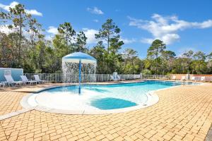 una piscina con gazebo in un cortile di Casita Grayton a Santa Rosa Beach