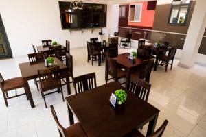 an overhead view of a restaurant with tables and chairs at First HR Hotel in Prampram