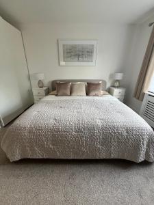 Uma cama ou camas num quarto em Stylish Apartment in Cong