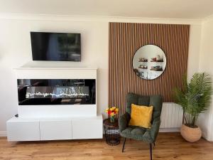 Uma televisão e/ou sistema de entretenimento em Stylish Apartment in Cong