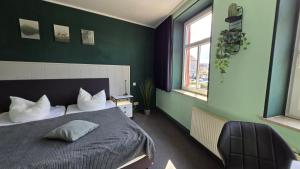 Rúm í herbergi á Harz Hostel