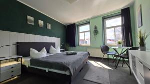 Rúm í herbergi á Harz Hostel
