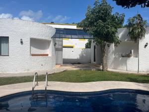 una casa con piscina accanto a un edificio di Casa Iola a Cancún
