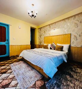 A bed or beds in a room at Hostel 360 Degree, Riverside Stay, Old Manali