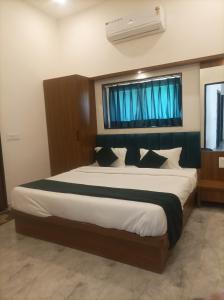 Rúm í herbergi á Hotel Aries Pushkar