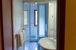 Koupelna v ubytování Avernum Relais Hotel e Ristorante