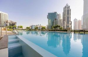 Hồ bơi trong/gần OYO 1349 Home Burj Crown Luxury 1Bed Apartment