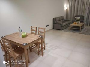 Posezení v ubytování OYO HOME 1382 Spacious 1 BHK With Balcony