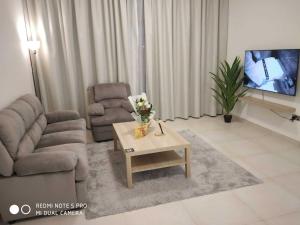 Posezení v ubytování OYO HOME 1382 Spacious 1 BHK With Balcony + 14 fotografií