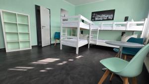 Rúm í herbergi á Harz Hostel