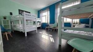 Rúm í herbergi á Harz Hostel