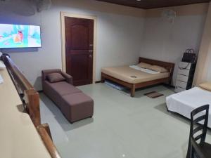 TV o dispositivi per l'intrattenimento presso Cockatoo Pool & Beachfront Transient Your Relaxing Family Getaway by the Sea