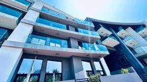 un edificio alto con finestre blu di OYO HOME 1364 Fully Furnished Studio Apartments Jvc a Dubai Altre 15 foto