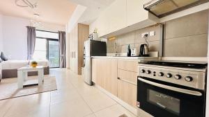 una cucina con fornelli e frigorifero di OYO HOME 1364 Fully Furnished Studio Apartments Jvc a Dubai