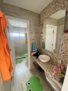 a bathroom with a sink and a mirror at Casa para locação por temporada, Gravatá, Pernambuco in Gravatá