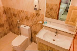 Ένα μπάνιο στο Capital O 141 Golden Rays Hotel