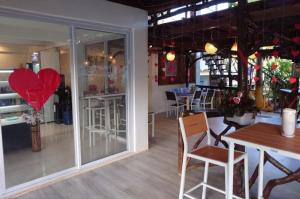 Ristorante o altro punto ristoro di Cockatoo Pool & Beachfront Transient Your Relaxing Family Getaway by the Sea