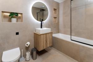 Ένα μπάνιο στο Flatzy - Prime City Apartment with Free Parking & Ping Pong Table +32 φωτογραφίες