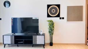 einen Flachbild-TV auf einem Entertainment-Center in der Unterkunft OYO HOME 1387 Premium 1bedroom Apartment in Dubai