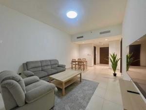 Χώρος καθιστικού στο OYO HOME 1396 Bedroom With Spacious