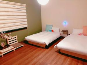 京都桃夭庵 touyouan momo house kujo 一棟貸切的有两张床和一扇窗户的房间