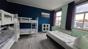 Rúm í herbergi á Harz Hostel
