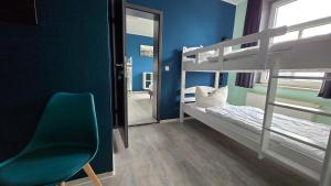 Rúm í herbergi á Harz Hostel