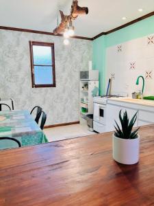 a kitchen and dining room with a table and a dining room gmaxwell gmaxwell at Depto CENTRICO AURA in Río Gallegos