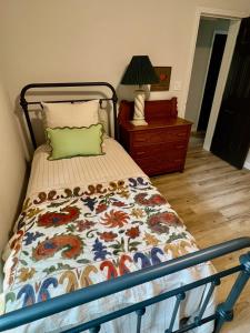 Postel nebo postele na pokoji v ubytování The Pine Tree Palace