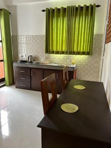 A cozinha ou kitchenette de Unic Residence And Transit Hotel
