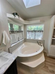 Koupelna v ubytování The Pine Tree Palace + 26 fotografií