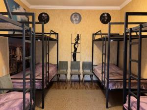 Voodi või voodid majutusasutuse Pariss Library Hostel toas