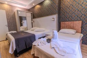 Postel nebo postele na pokoji v ubytování Dolce Vita Suite Hotel