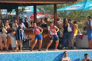 eine Gruppe von Personen, die neben einem Schwimmbad stehen in der Unterkunft Harmony Hills Tomovi Apartment K32 in Rogachevo