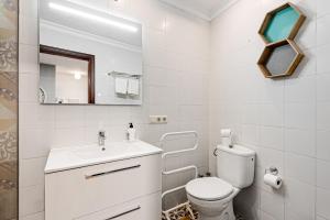 Kúpeľňa v ubytovaní UrbanChicMalaga 2Bedroom Oasis In Historic Malaga Centre + 16 fotografií