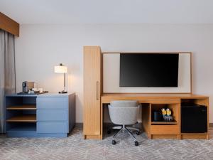 TV a/nebo společenská místnost v ubytování voco Moab by IHG
