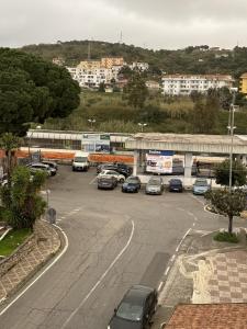 parking z samochodami zaparkowanymi przed pociągiem w obiekcie Suitevoluto w mieście Scalea