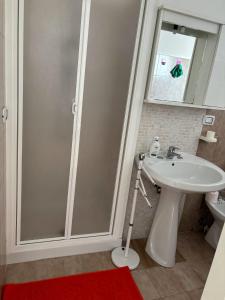 łazienka z białą umywalką i prysznicem w obiekcie Suitevoluto w mieście Scalea