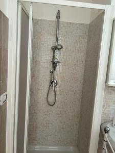 prysznic z głowicą prysznicową w łazience w obiekcie Suitevoluto w mieście Scalea